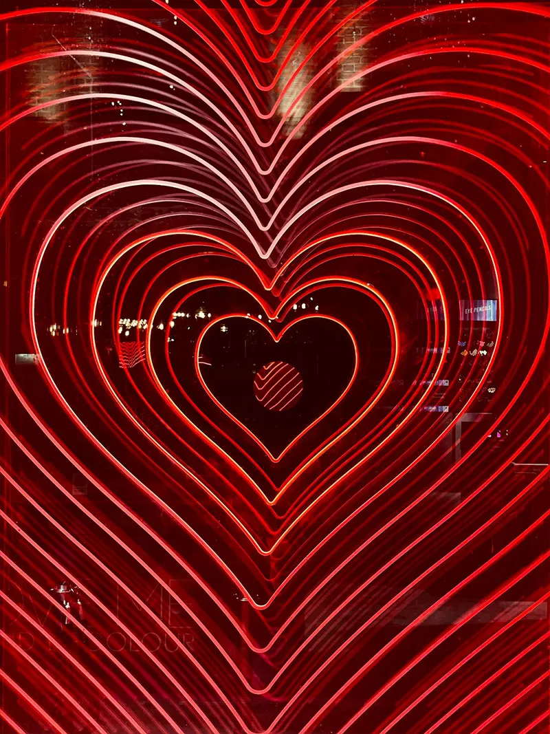 Bild von einer Installation aus Neonröhren, die ein Herz darstellt.