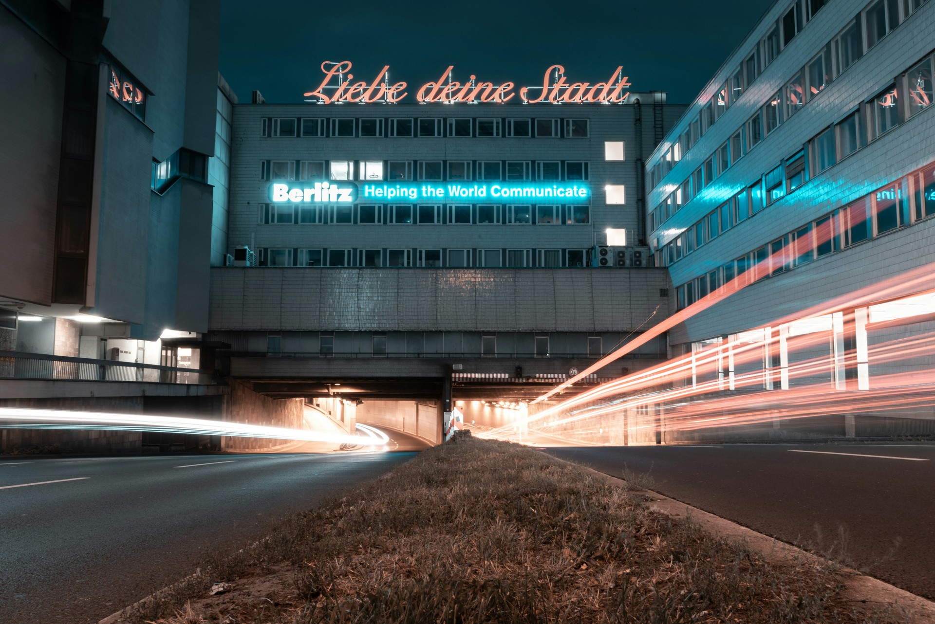 Schriftzug "Liebe deine Stadt" auf der Nordnüd-Fahrt in Köln
